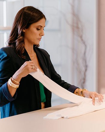 Karol Barbosa demonstrando uma dobra — Método de Organização, Parte Prática